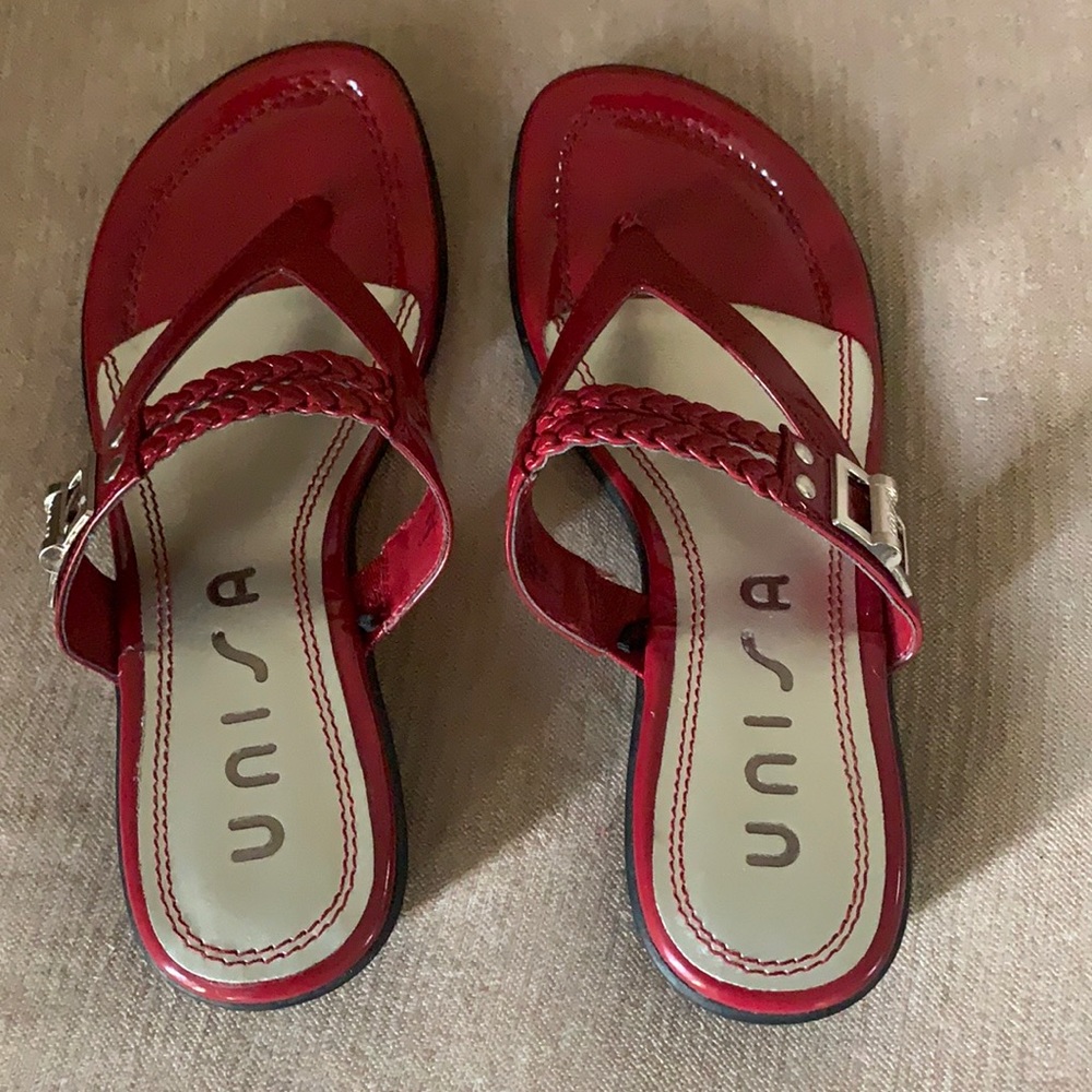 Aesthetic sandals , they are very comfortable ! They are burgundy .
